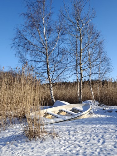 Vene lumisessa maisemassa